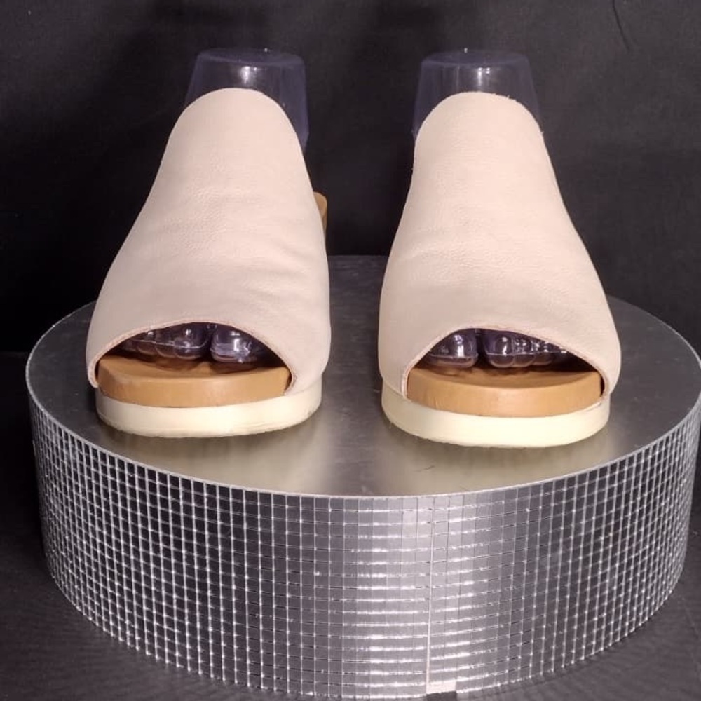 Lucky brand Elegant Cream Women's Slip-On Shoes size 8 pre owned Exellent